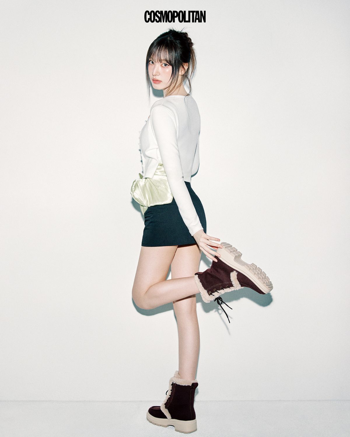 뛰어난 보온성과 발수 기능을 갖춘 테리 부츠 32만8천원 Vivaia. 톱, 미니스커트 스타일리스트 소장품. 