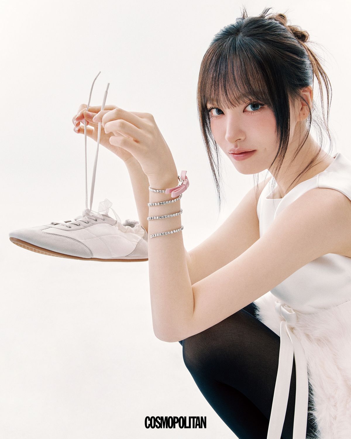 얀시 스니커리나 23만8천원 Vivaia. 미니드레스, 팔찌, 스타킹 스타일리스트 소장품.