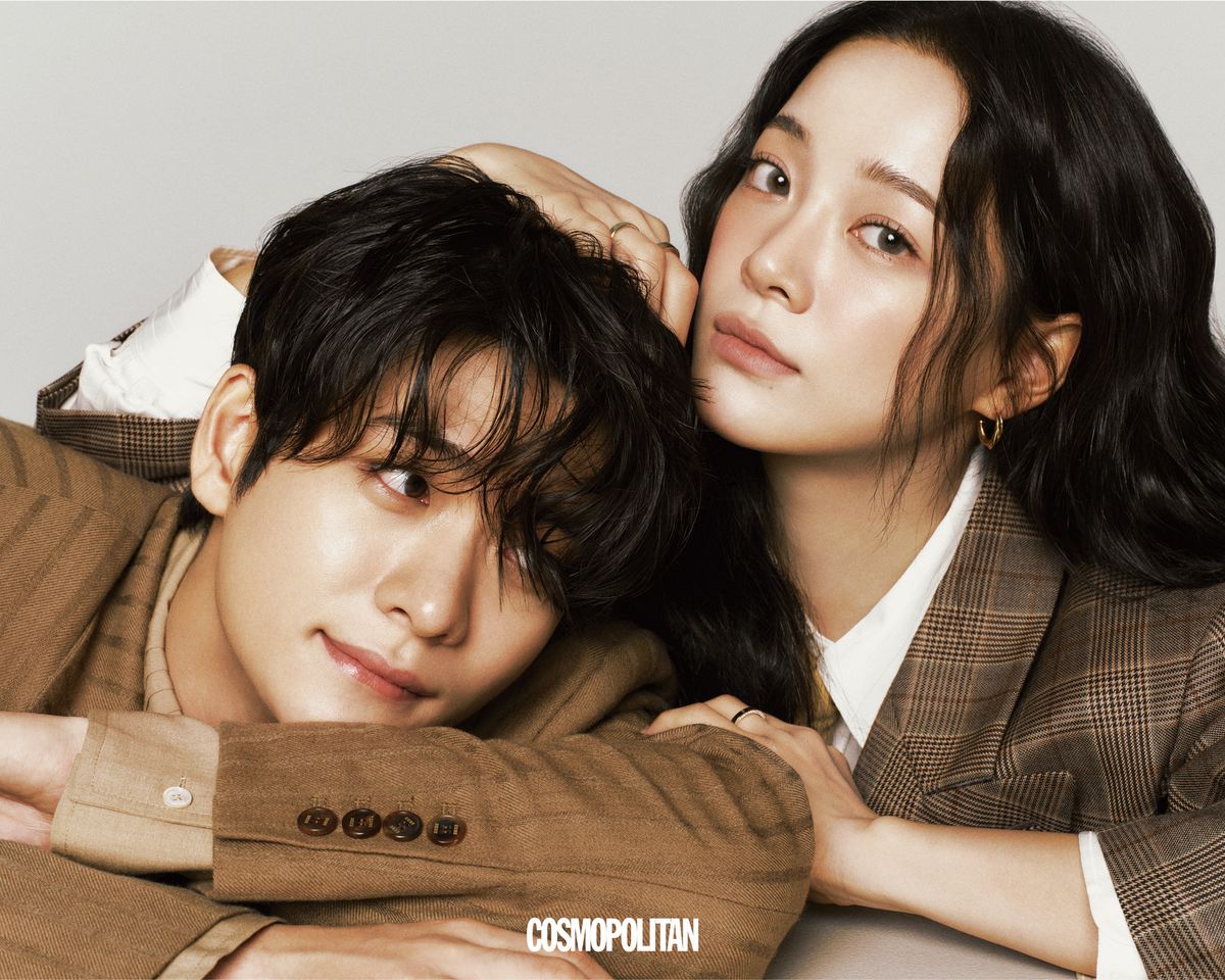 (강태오)재킷, 셔츠 모두 Eenk (김세정)재킷, 셔츠, 타이 모두 Amiri. 귀고리, 반지 스타일리스트 소장품.