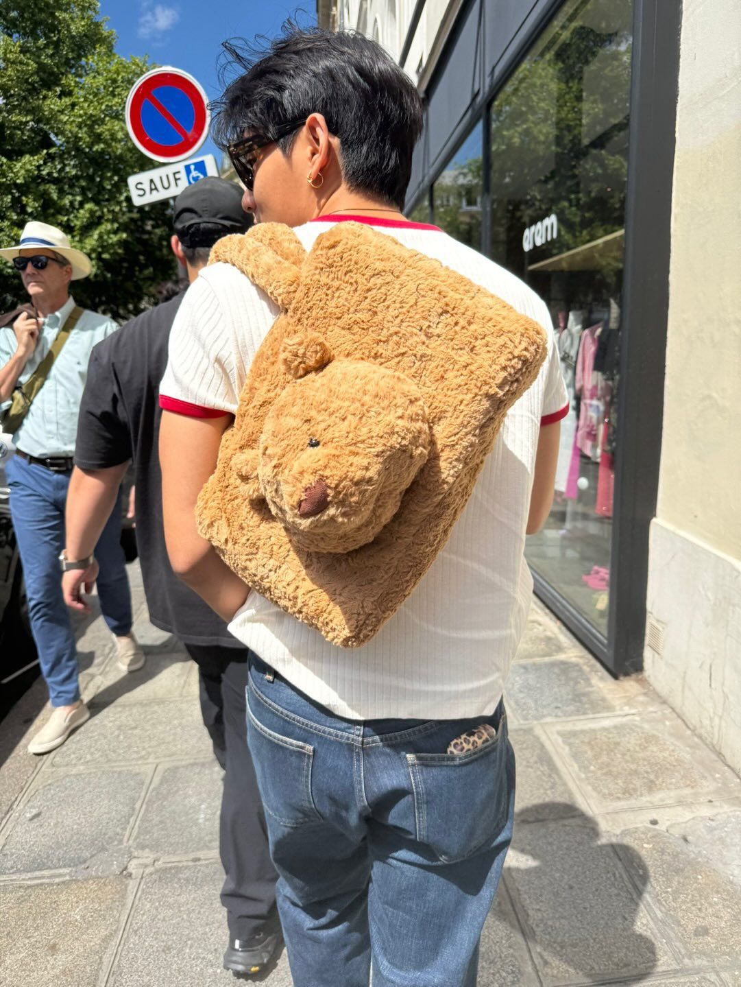 BTS 뷔 젤리캣 바톨로뮤 베어 가방 | 인스타그램 @thv