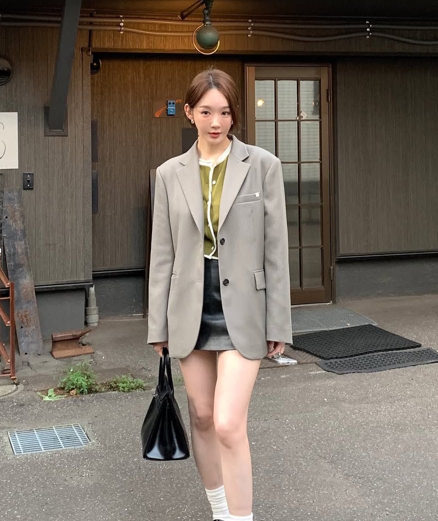 올리브 라운드넥 카디건을 착용해 클래식한 룩을 완성한 강민경. 인스타그램 @iammingki