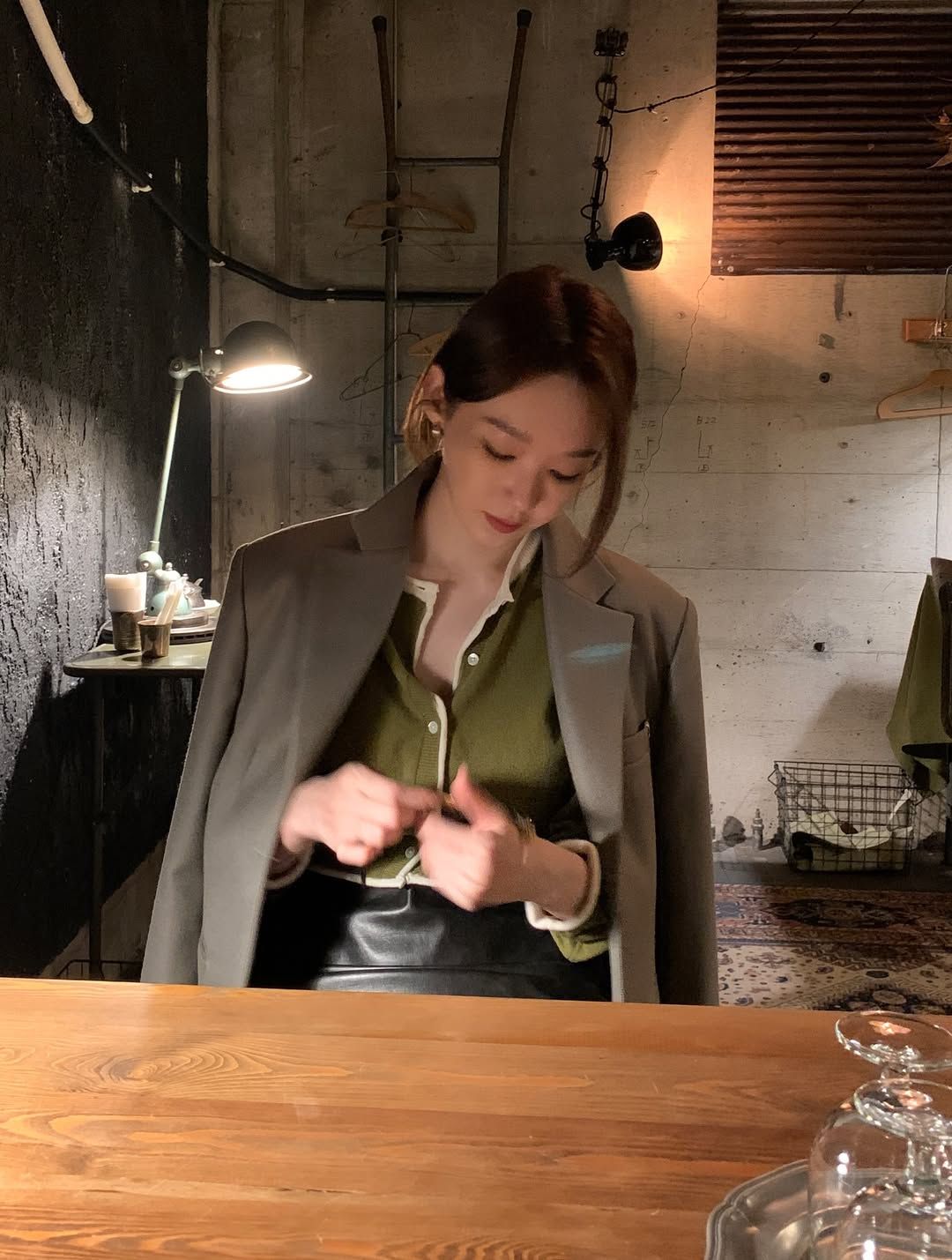 올리브 라운드넥 카디건을 착용해 클래식한 룩을 완성한 강민경. 인스타그램 @iammingki