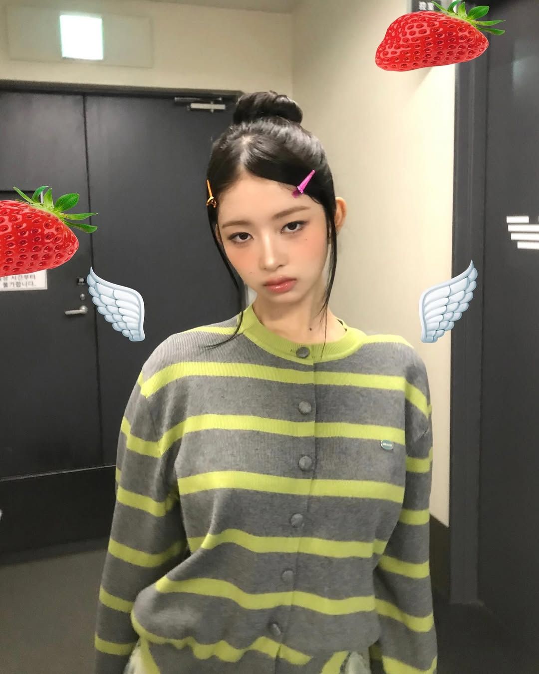 사랑스러운 스트라이프 라운드넥 카디건을 착용한 레이. 인스타그램 @reinyourheart