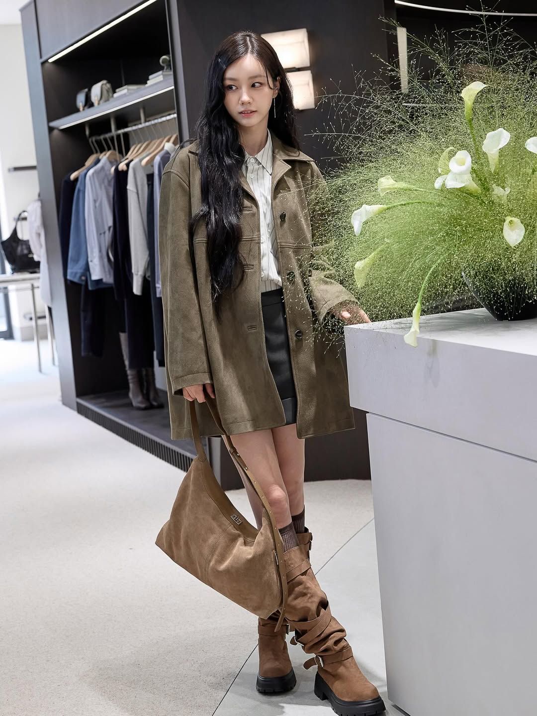 스웨이드 싱글브레스트 코트로 가을 룩을 완성한 혜리. 인스타그램 @hyeri_0609