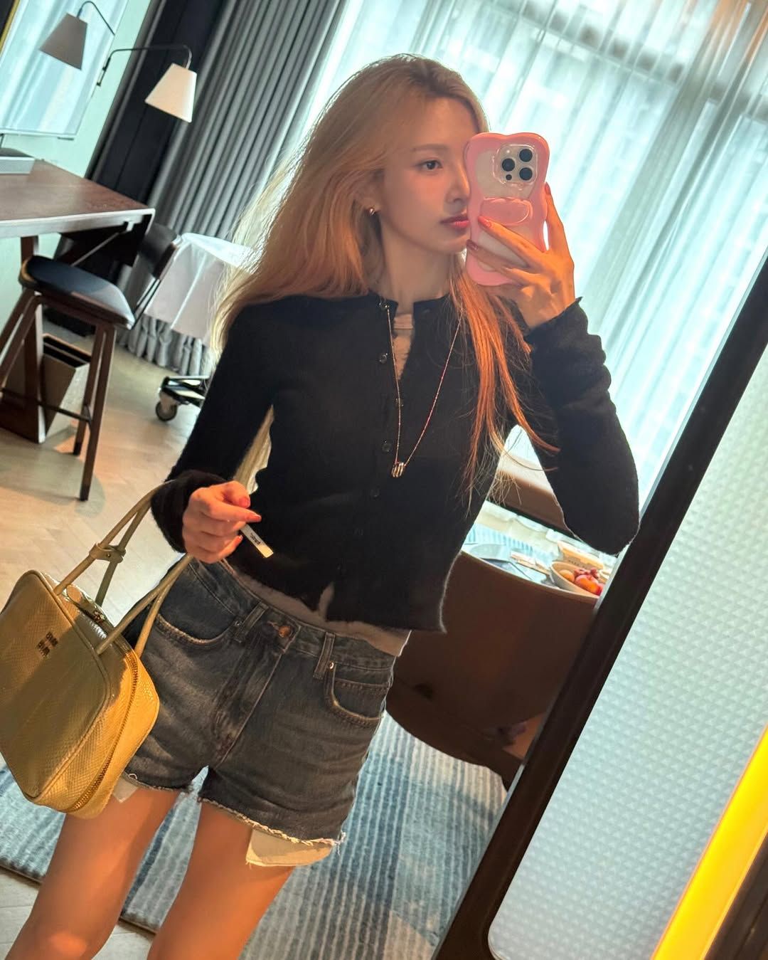 미니멀한 블랙 라운드넥 카디건을 선택한 조이. 인스타그램 @_imyour_joy