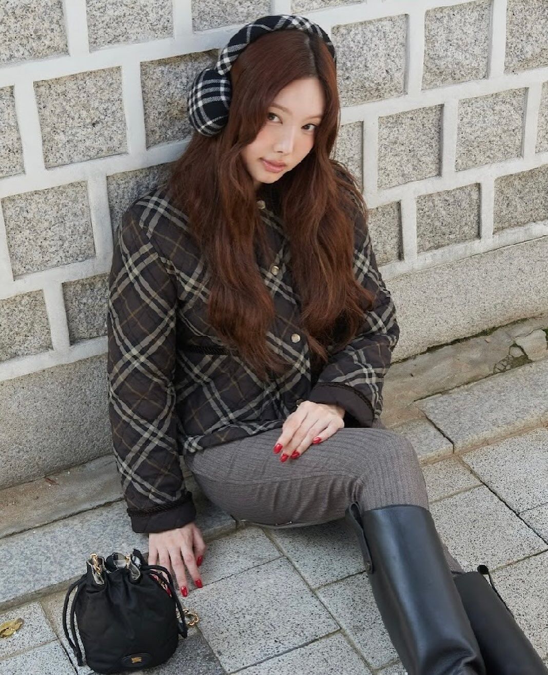 체크 패턴 퀼팅 재킷을 착용한 나연. 인스타그램 @nayeonyny 
