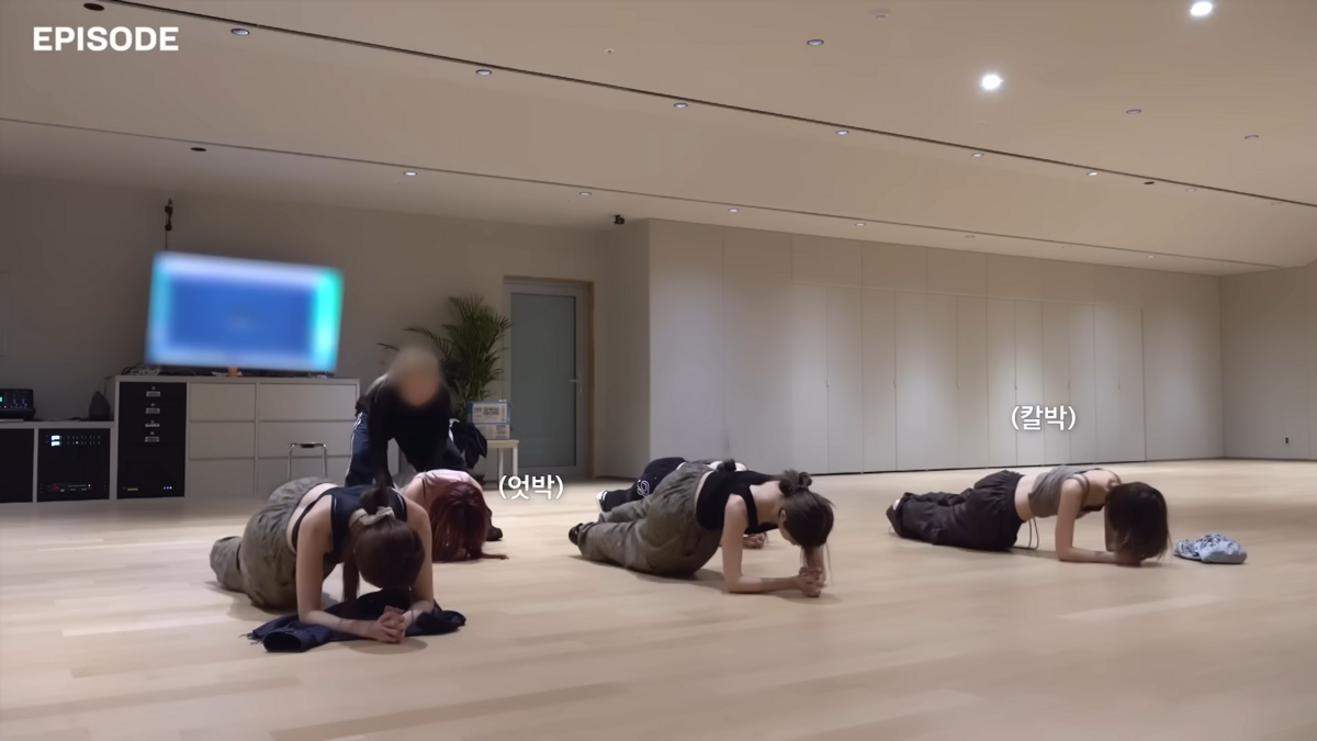 플랭크 트위스트. 유튜브 ‘LE SSERAFIM’ 