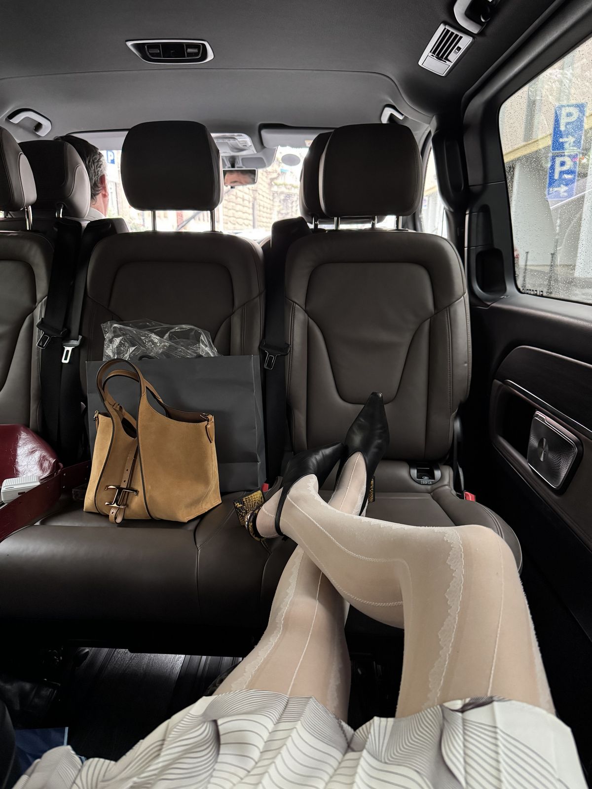 가방 토즈(@tods), 슈즈 율이에(@yuulyie_official)