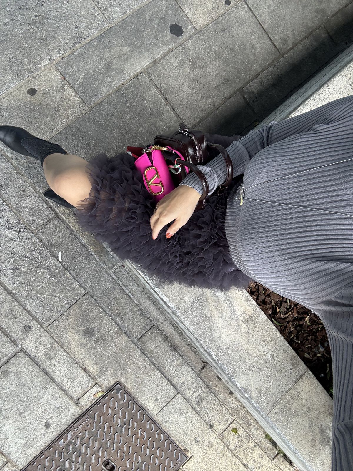 스커트 시눈(@sinoon.official), 브라운 미니백 스탠드오일(@standoil), 핑크 미니백 발렌티노 가라바니(@maisonvalentino), 슈즈 율이에(@yuulyie_official)