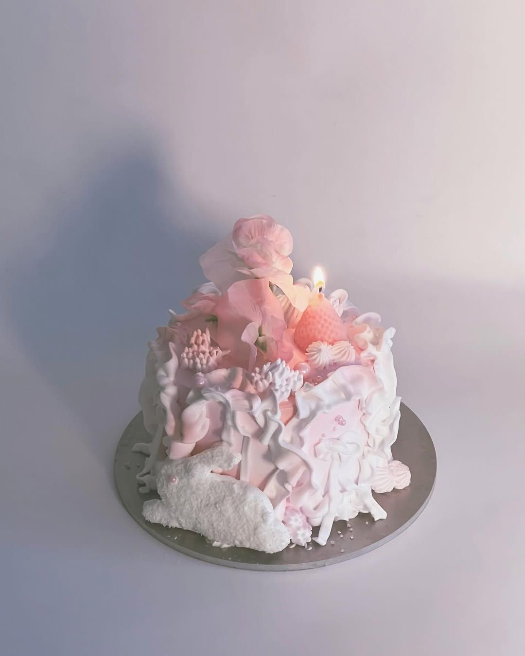 딸기우유 맛을 품은 무무대베이크의 '도쿄 티룸 케이크'. 인스타그램 @mumudaebake