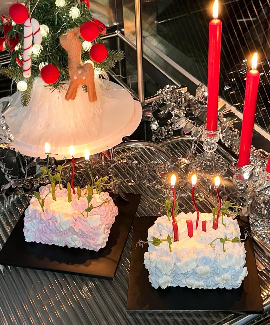 크리스마스 시즌에 어울리는 베리두근두운 케이크. 인스타그램 @uifield