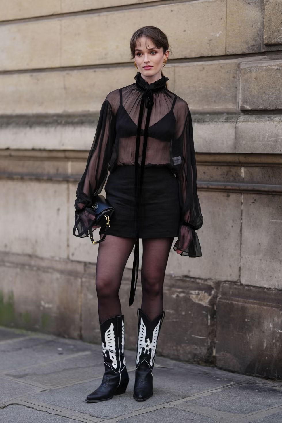 웨스턴 부츠와 블랙 스타킹의 조합 | Edward Berthelot//Getty Images