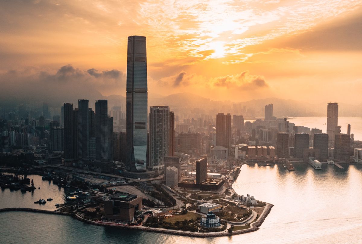 홍콩 도심과 빅토리아 하버를 품은 490m 초고층 럭셔리 호텔. 