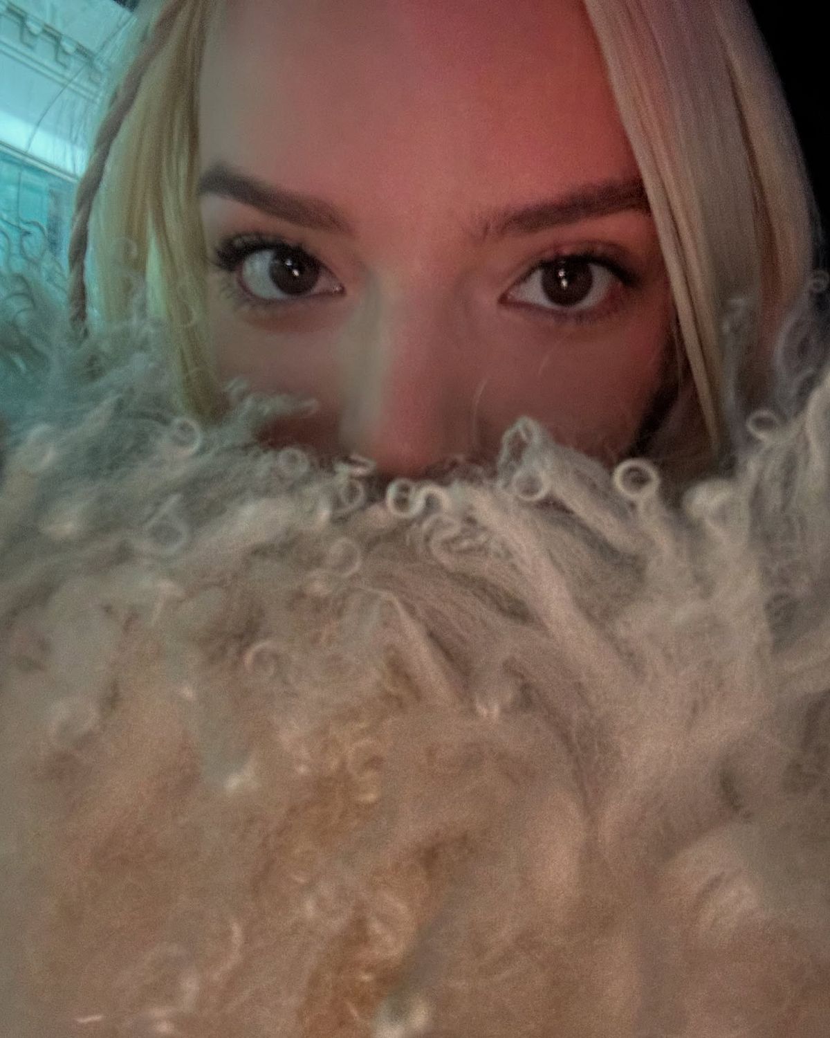 안야 테일러 조이 양털 재킷 패션 | 인스타그램 @anyataylorjoy