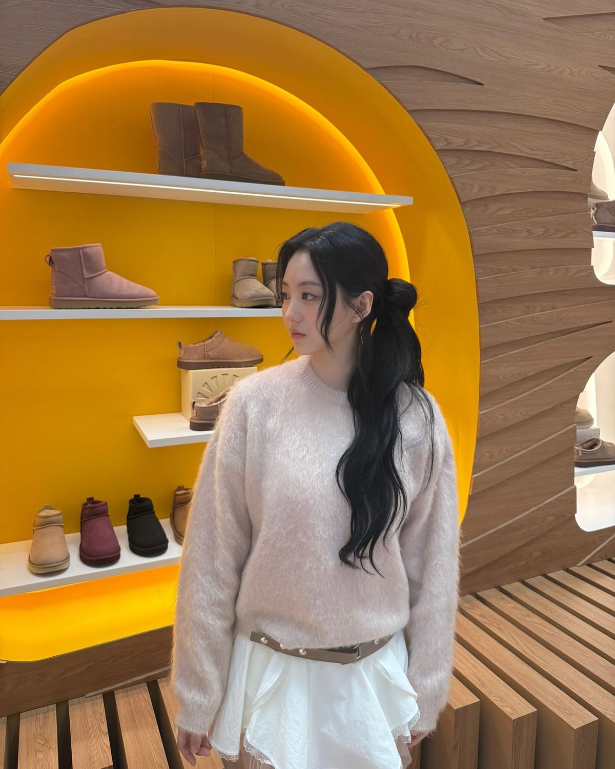  베이비 핑크 컬러 앙고라 니트를 입은 조이현. 인스타그램 @yihyun_1208