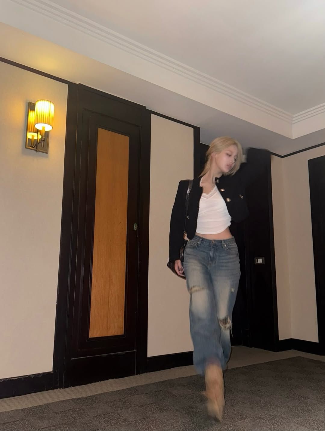 앵클 부츠힐에 데님 진을 넣어 마무리한 키스오브라이프 벨. 인스타그램 @kissoflife_s2 