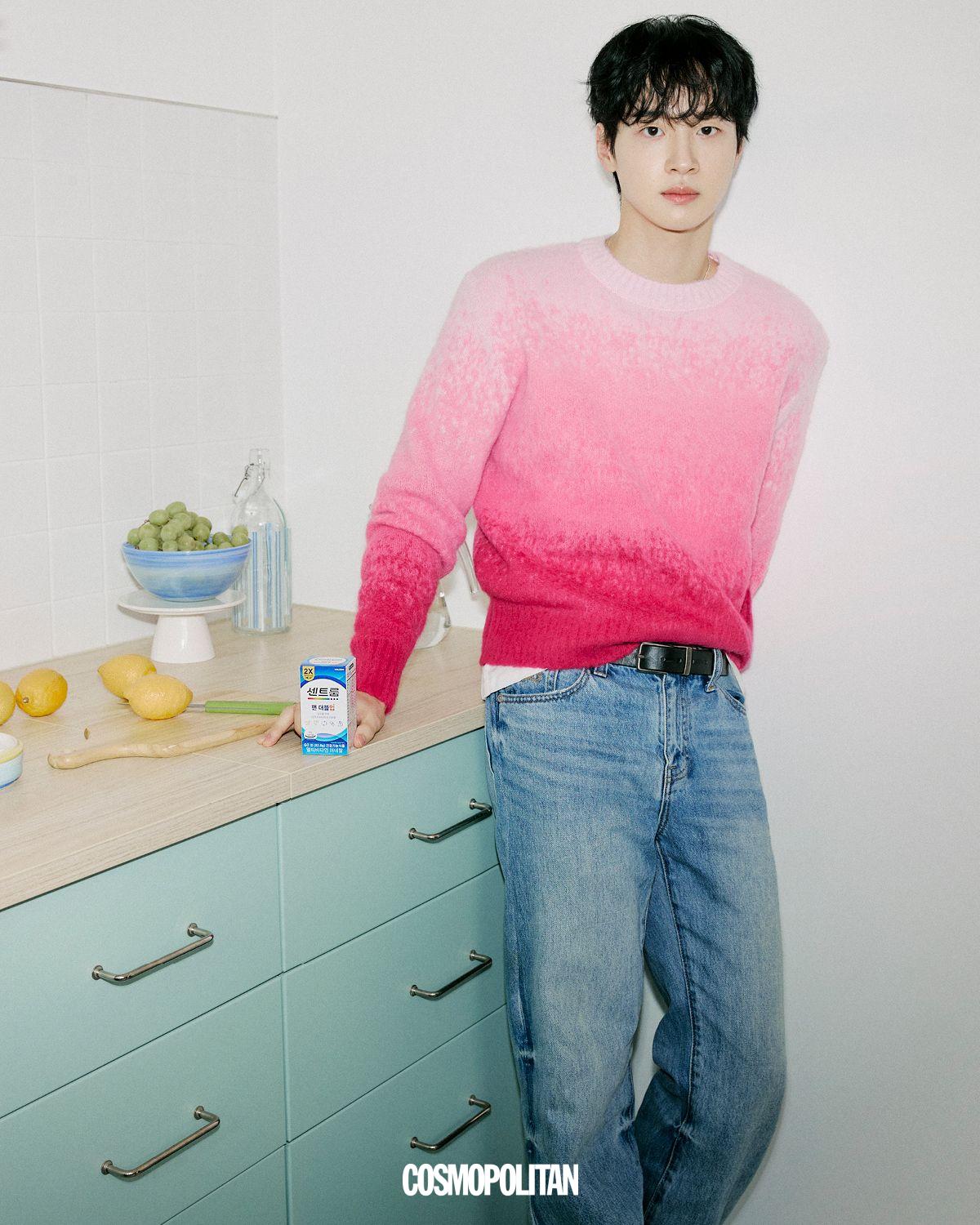 니트 톱 Moonsun. 데님 팬츠, 벨트 스타일리스트 소장품.