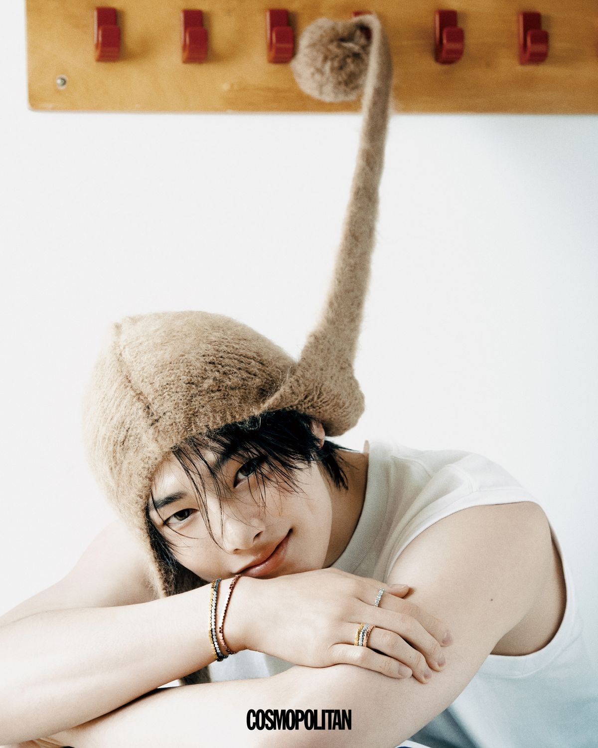 3가지 골드 소재의 벨 에포크 브레이슬릿, 검지에 낀 플래티넘 벨 에포크 브라이덜 이터너티 링, 약지에 레이어드한 3가지 벨 에포크 브라이덜 밴드 모두 가격미정 Damiani.