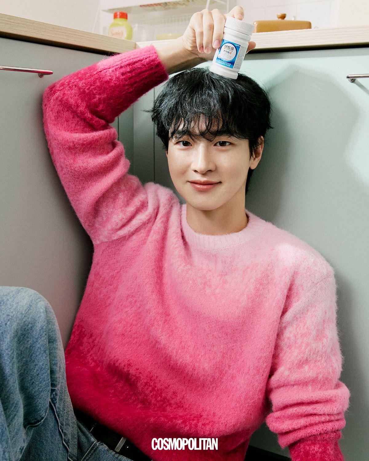 니트 톱 Moonsun. 데님 팬츠, 벨트 스타일리스트 소장품.