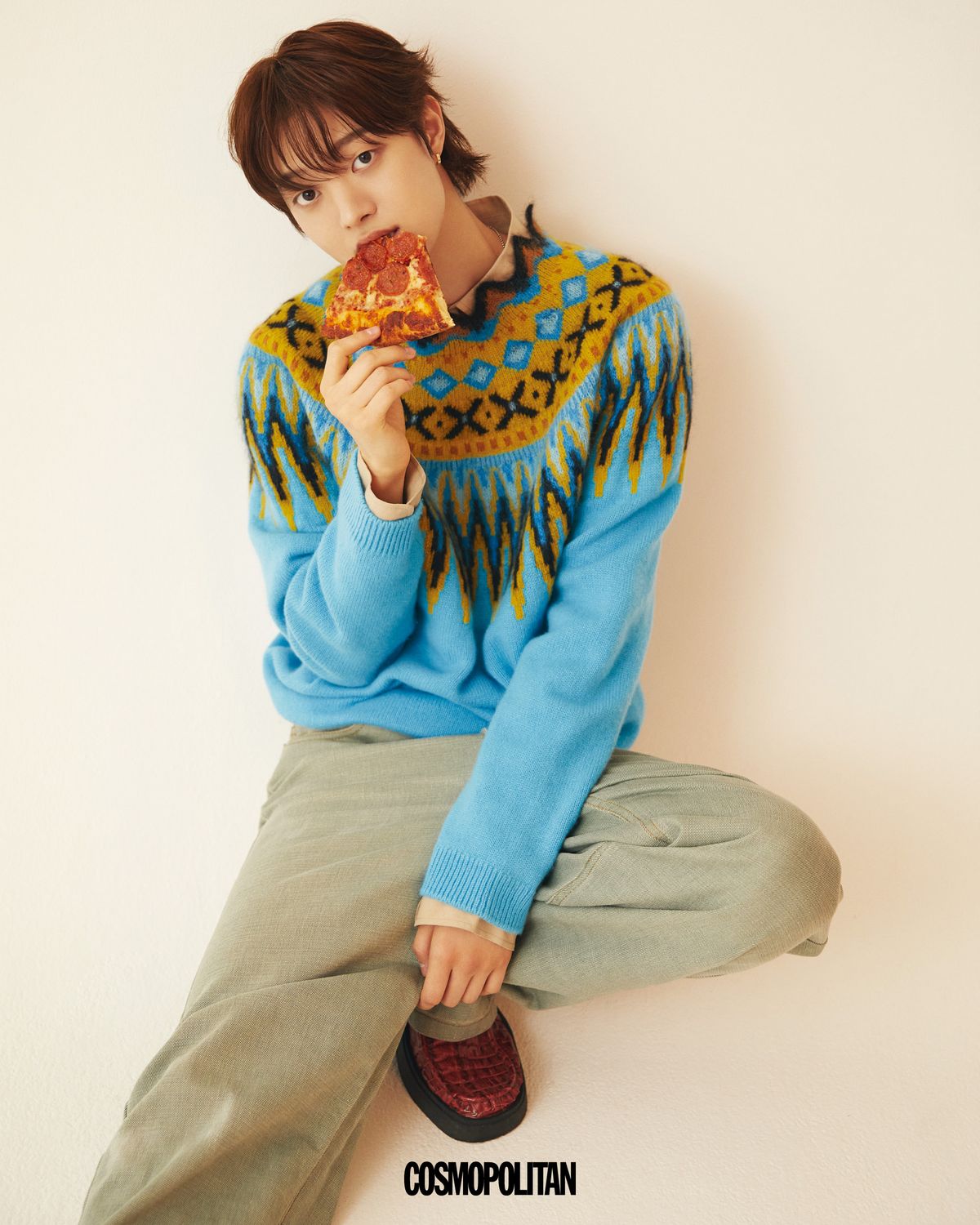 니트 톱, 셔츠, 팬츠 모두 Loewe. 귀고리 본인 소장품. 목걸이, 슈즈 스타일리스트 소장품.