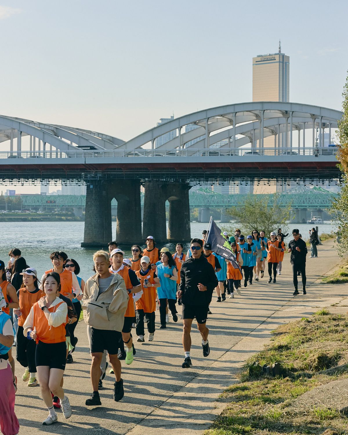 63빌딩을 배경으로 한강변을 달리는 러닝 클래스.