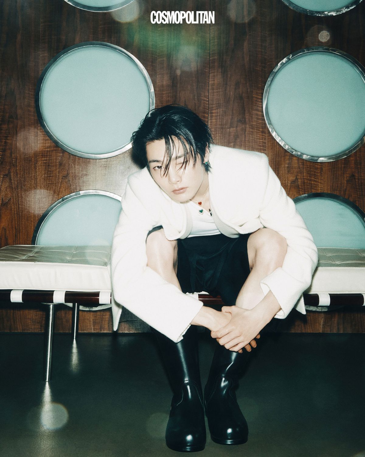 말라카이트 세팅의 벨 에포크 이어링, 길이를 조절해 레이어드한 카넬리안과 말라카이트 세팅의 2가지 벨 에포크 네크리스 모두 가격미정 Damiani. 