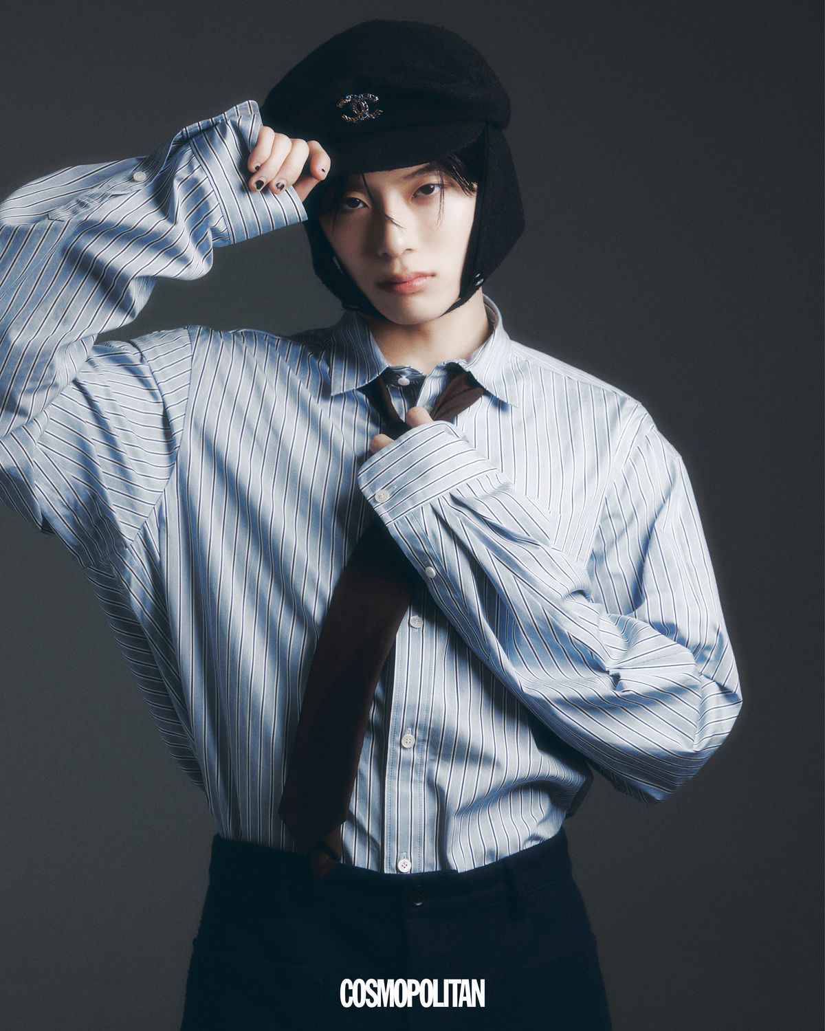 셔츠 Sacai. 팬츠 Zara. 타이, 모자 스타일리스트 소장품.