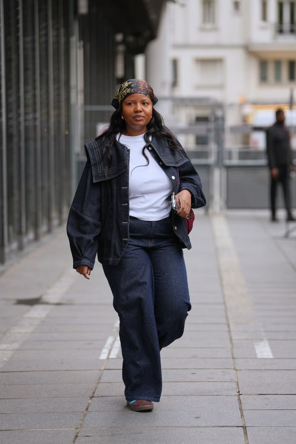 스니커즈와 매치한 인디고 컬러 와이드 팬츠 | Edward Berthelot//Getty Images