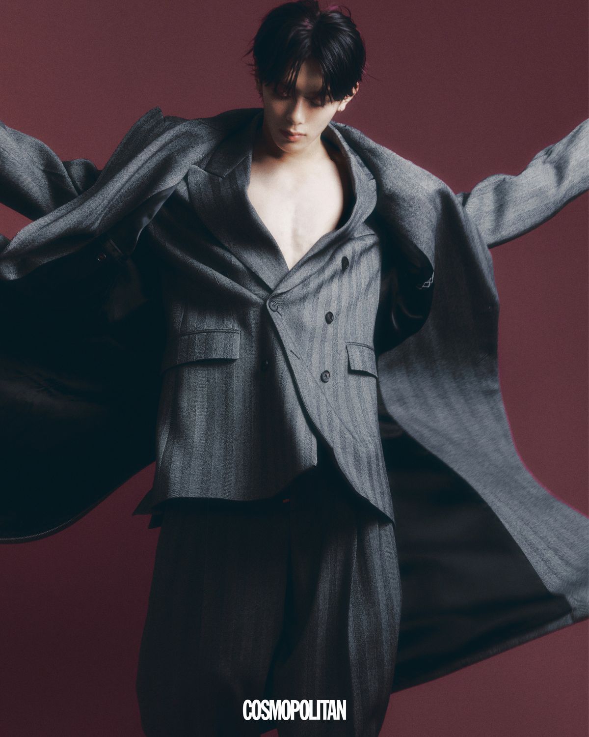 코트, 재킷, 팬츠 모두 Ferragamo. 귀고리 본인 소장품.