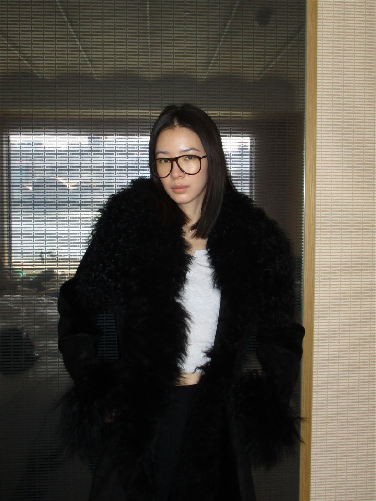 올블랙 롱 무스탕을 착용한 모델 아이린. 인스타그램 @ireneisgood