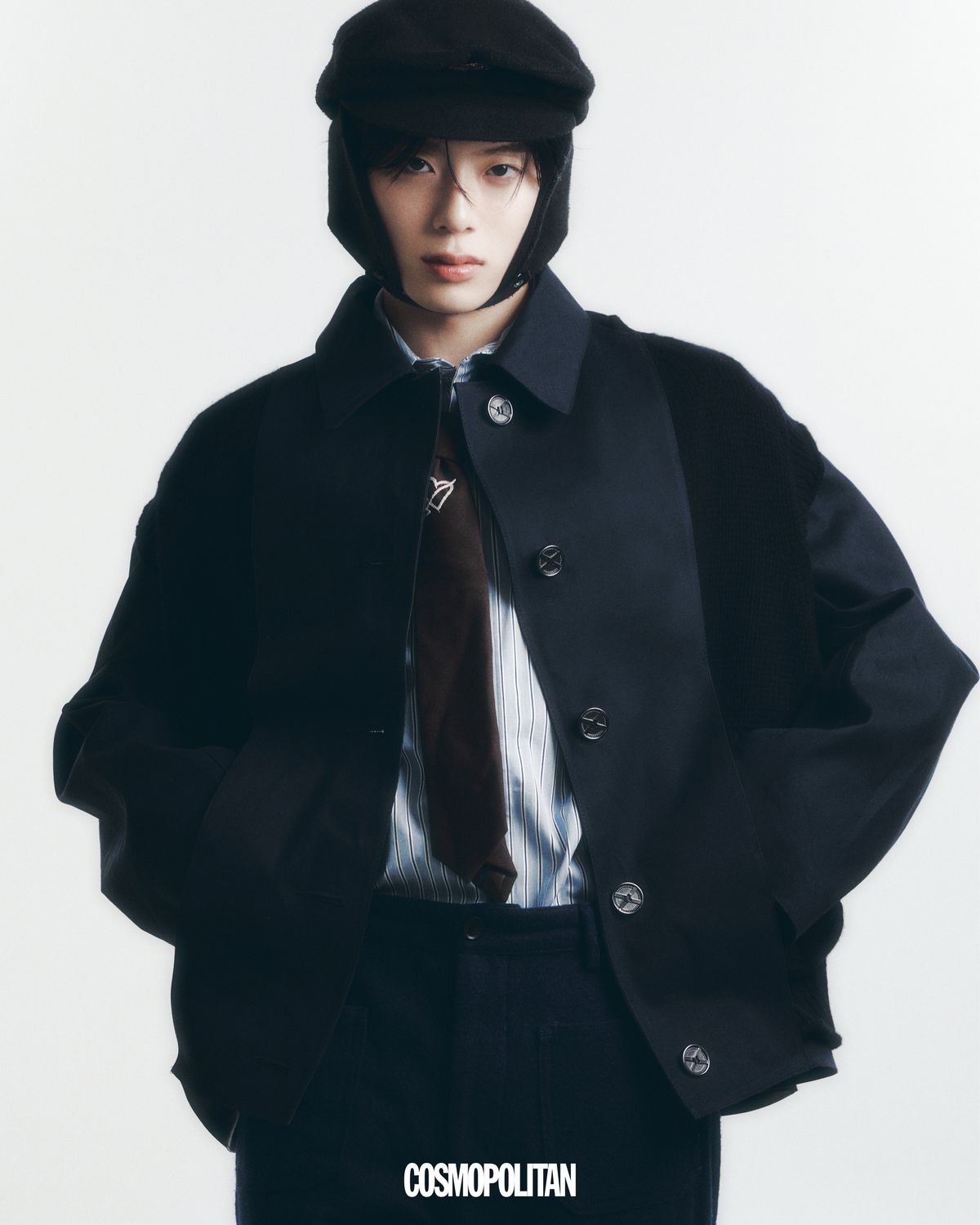 재킷 Barrie. 셔츠 Sacai. 팬츠 Zara. 타이, 모자 스타일리스트 소장품.