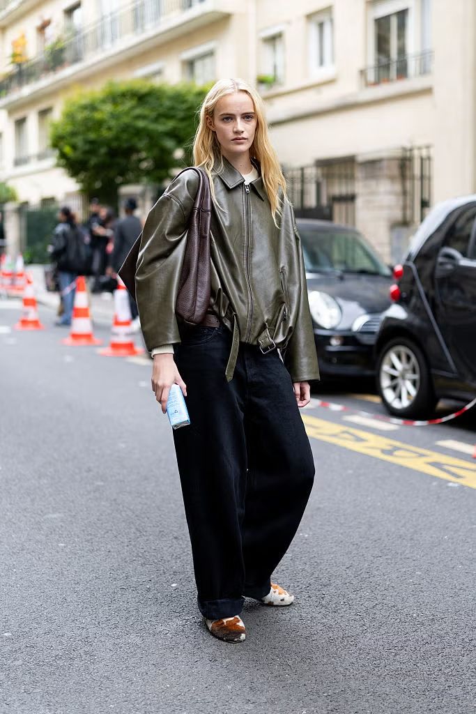 레더 재킷과 찰떡 조합인 와이드 팬츠 | Valentina Frugiuele//Getty Images