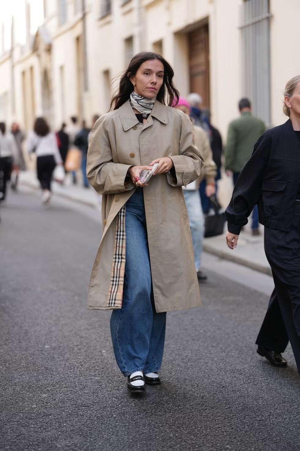 로퍼와 함께 매치해도 멋스러운 와이드 팬츠 | Edward Berthelot//Getty Images