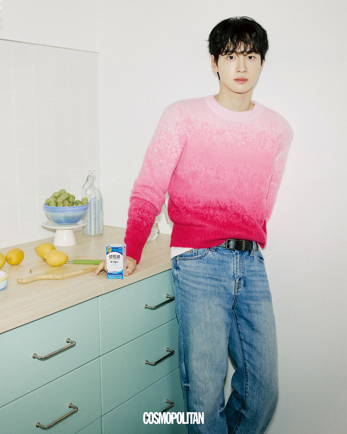 니트 톱 moonsun. 데님 팬츠, 벨트 스타일리스트 소장품.