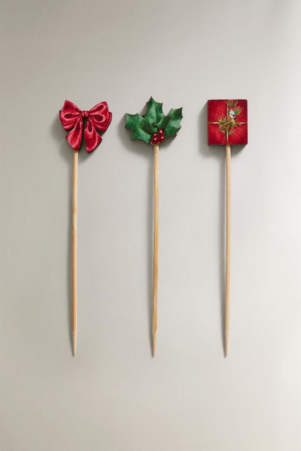 음식 위에 꽂기만 해도 파티 테이블 느낌을 만들어주는 자라 홈의 크리스마스 기프트 꼬치 세트. 사진 자라 홈 홈페이지 
