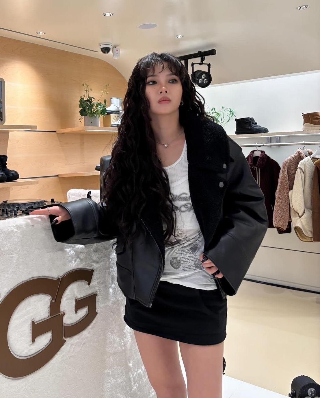 올블랙 무스탕에 미니스커트를 착용한 전소연. 인스타그램 @tiny.pretty.j