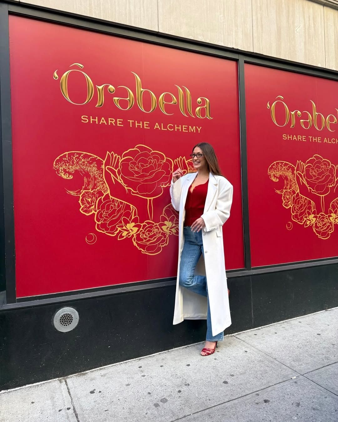 레드 톱과 데님 진의 조합으로 홀리데이 무드를 낸 벨라 하디드. 인스타그램 @bellahdid