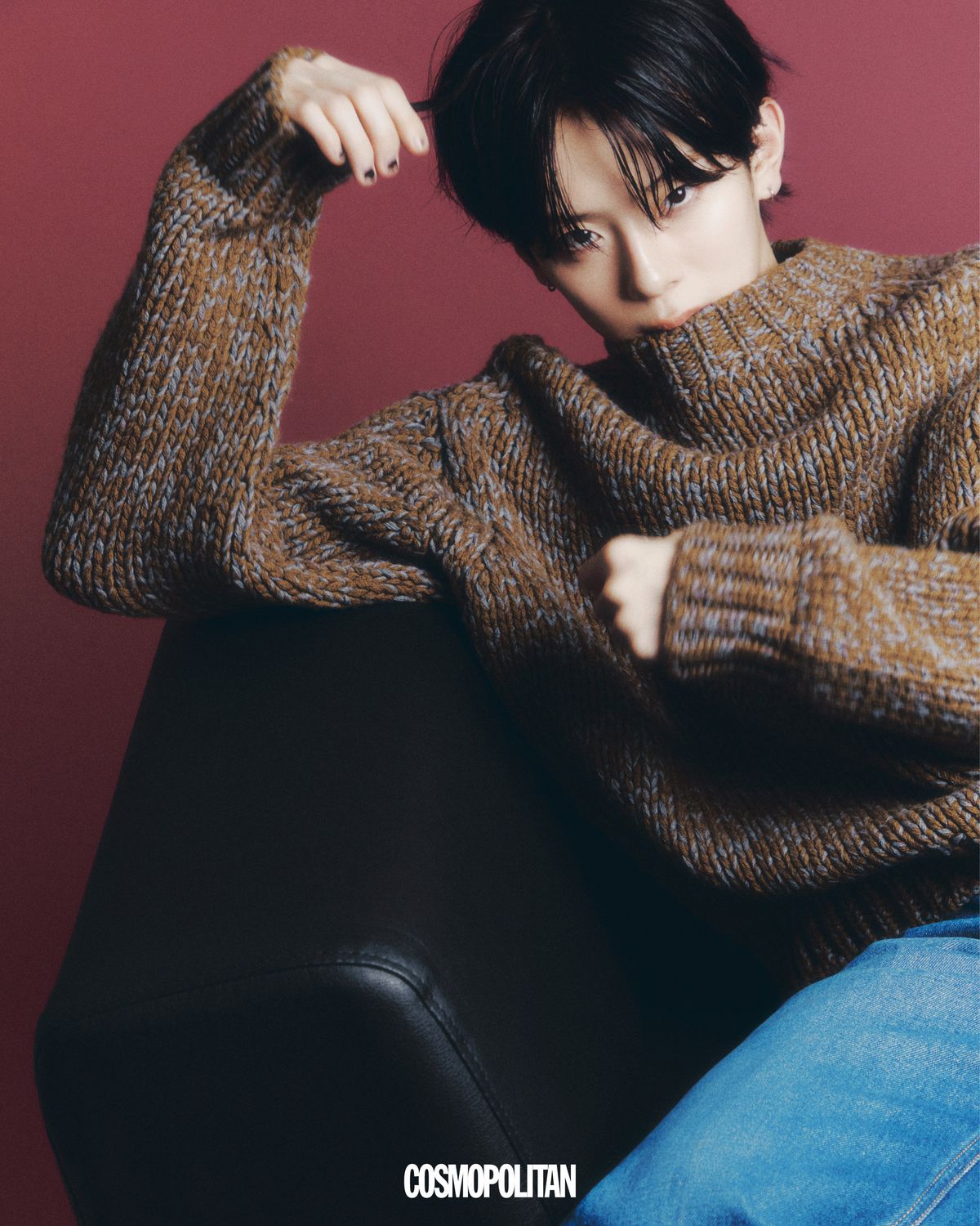 니트 톱, 데님 팬츠 모두 Tod’s. 귀고리 본인 소장품.