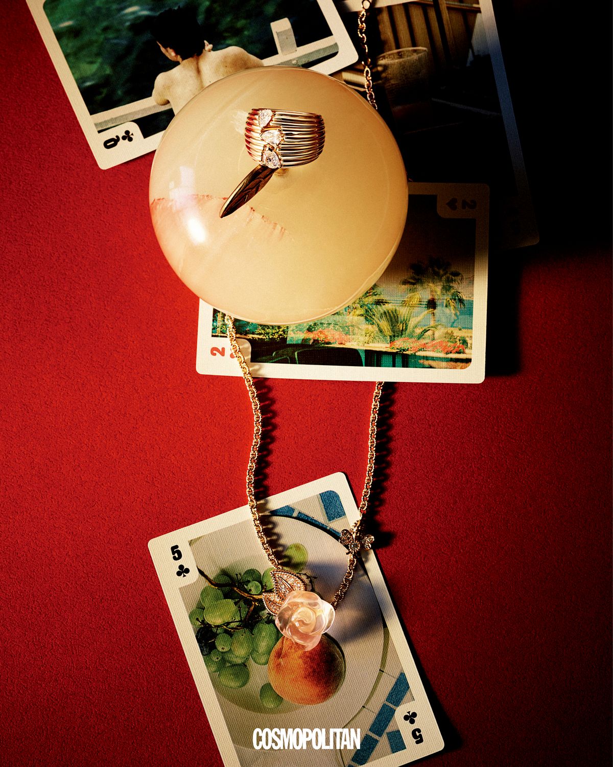 여러 겹의 밴드를 겹친 디자인의 블라스트 링 5천2백92만원 Repossi. 로즈 디올 프리 카텔란 네크리스 2천4백만원 Dior. 