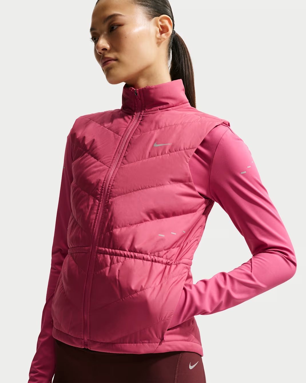  보온성과 발수성을 갖춘 나이키의 써마 핏 러닝 베스트 | 출처 나이키