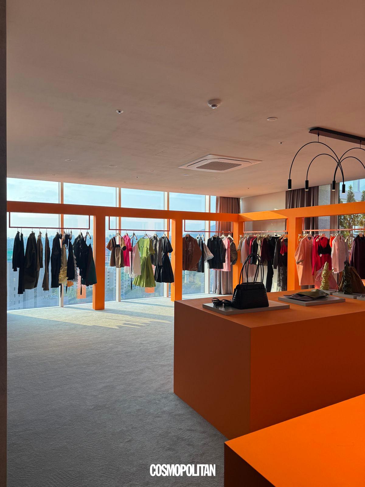 프라다 2026 S/S 컬렉션 리뷰 행사장.