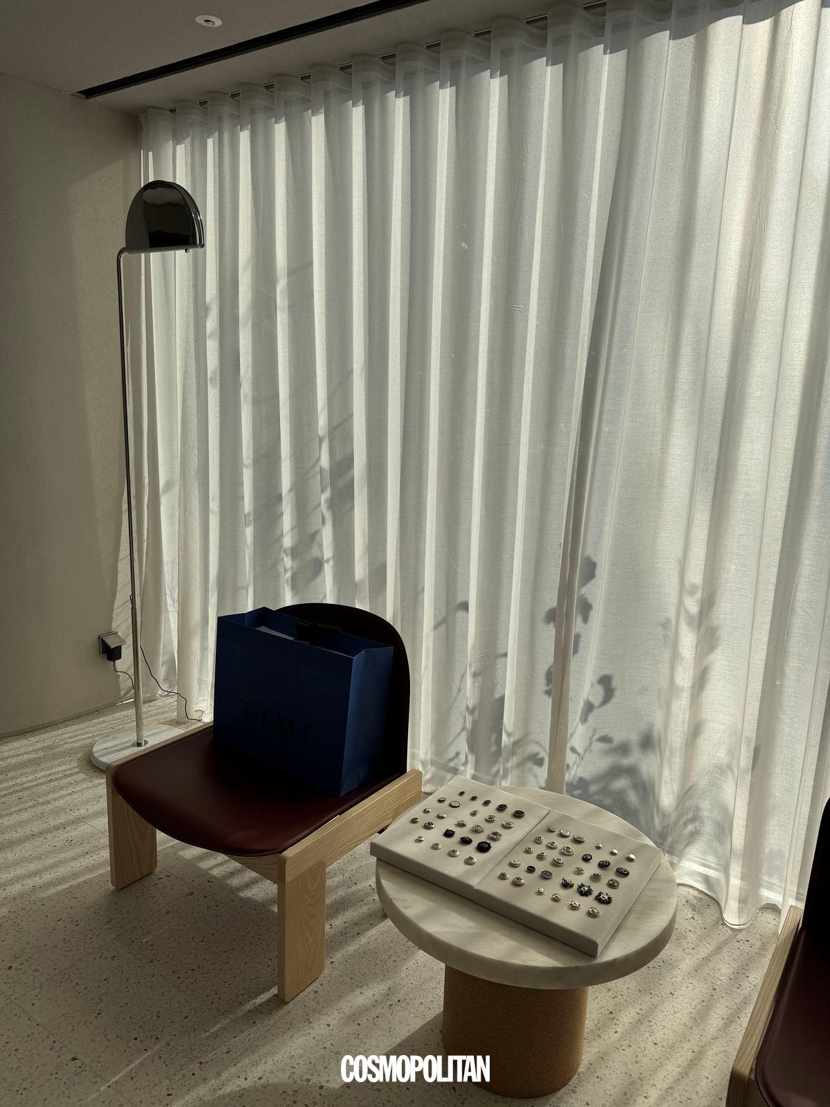 다양한 컬렉션은 물론, 인테리어와 집기 소재마저 감성이 충만했던 타임 플래그십 스토어. 