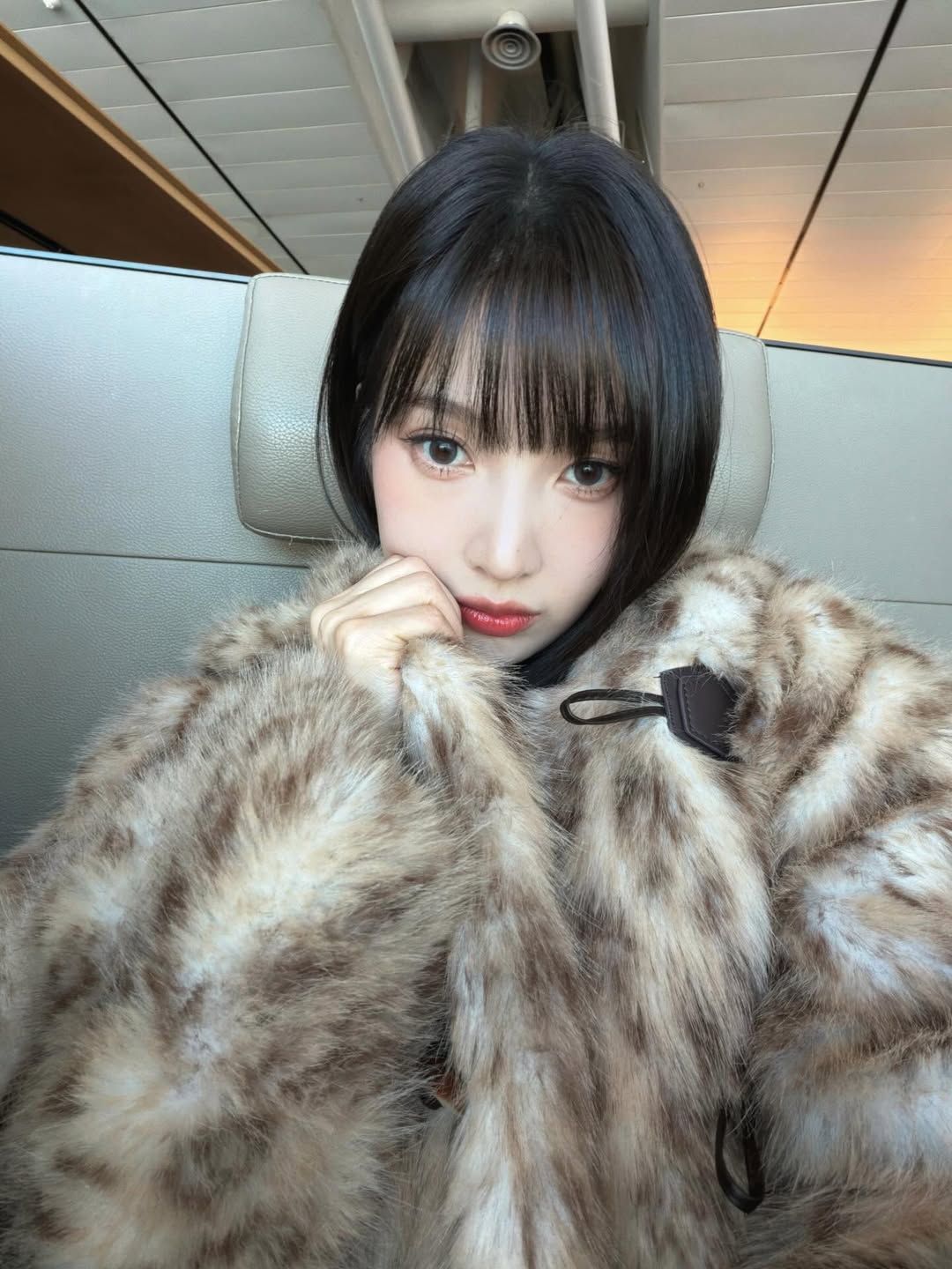 퍼 트리밍 크롭 더플코트로 꾸꾸꾸 패션을 선보인 조이. 인스타그램 @_imyour_joy