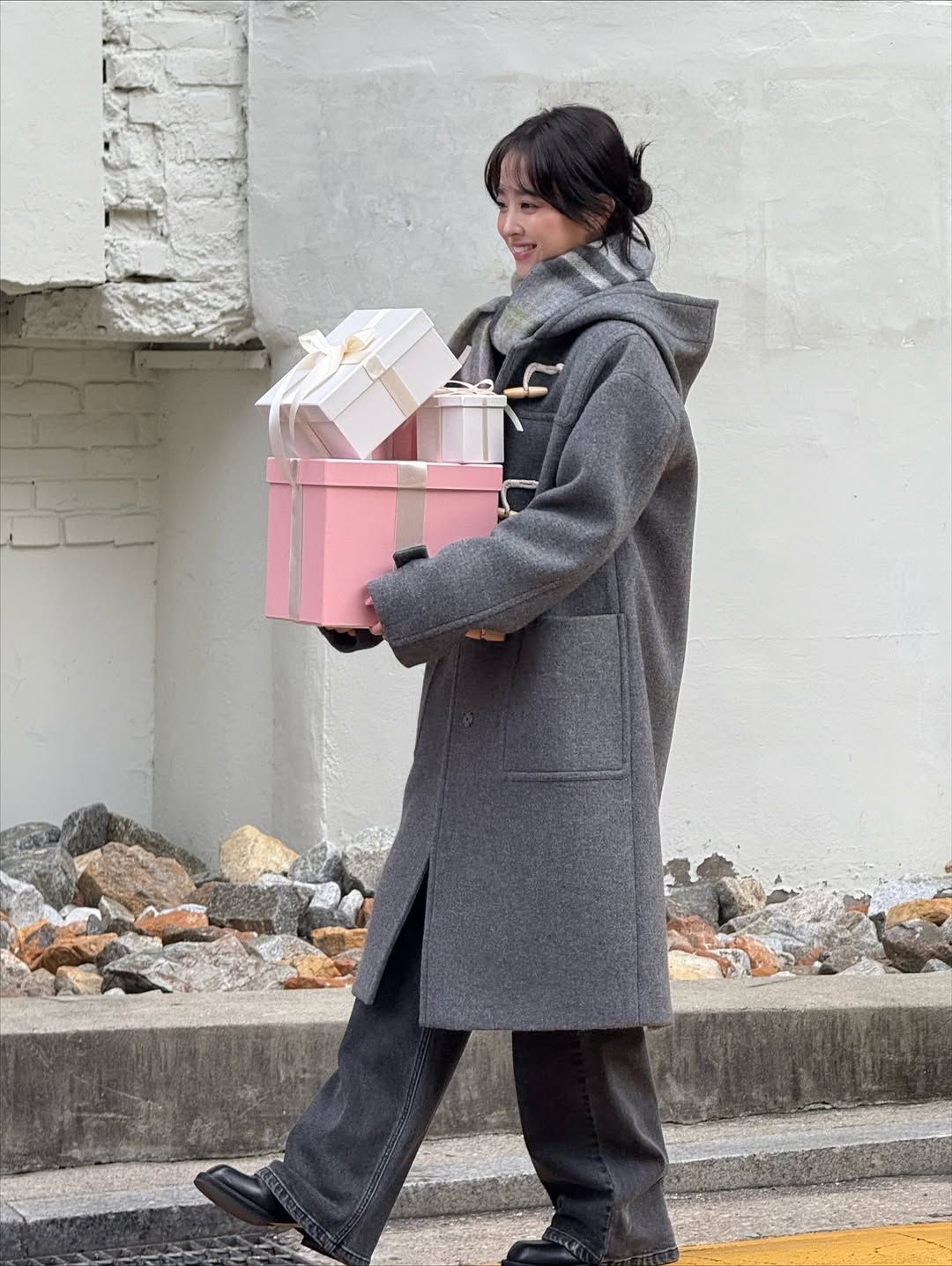 그레이 더플코트로 클래식한 코디를 선보인 박보영. 인스타그램 @boyoung0212_official