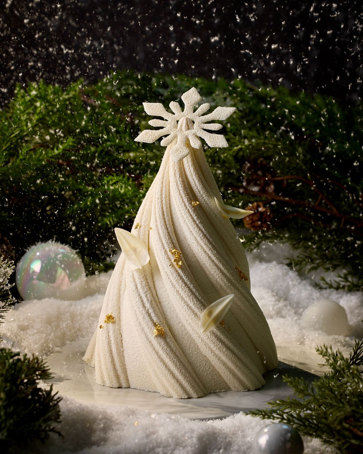 풀만 서울 이스트풀 케이크 | 인스타그램 @pullmanseoul_eastpole