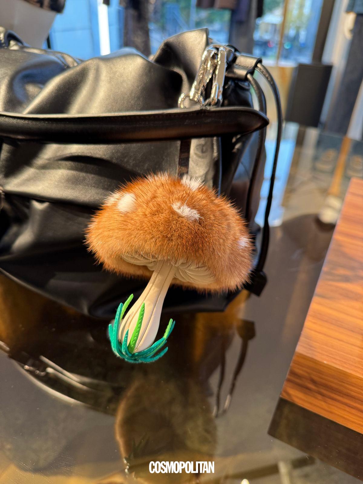 펜디 청담 플래그십 스토어에서 만나볼 수 있는 다양한 음식 모티브 키링들. 