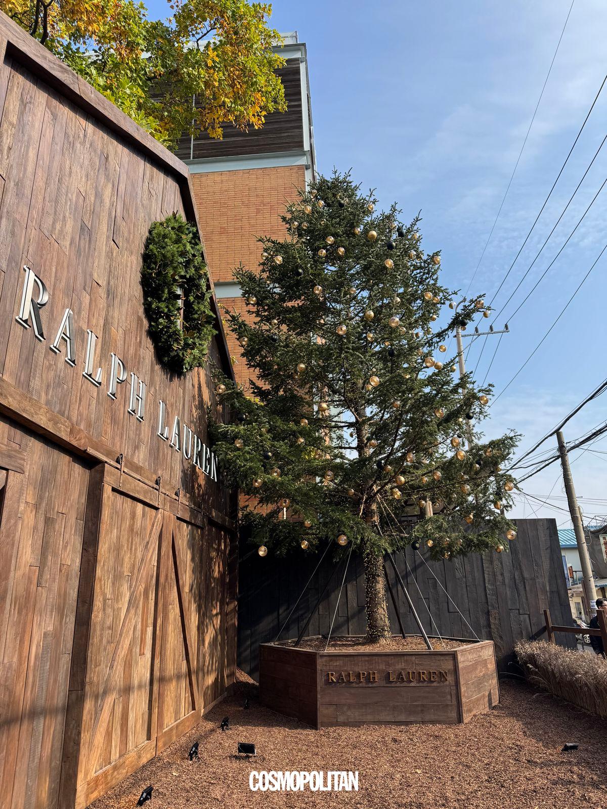 랄프 로렌 팝업 스토어를 빛낸 대형 트리. 