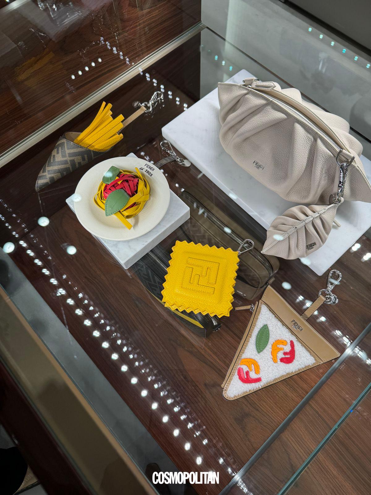 펜디 청담 플래그십 스토어에서 만나볼 수 있는 다양한 음식 모티브 키링들. 