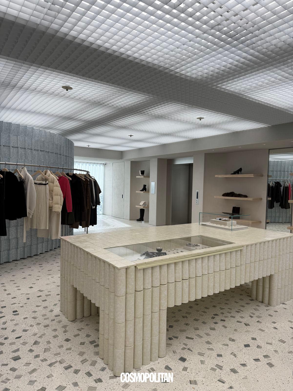 다양한 컬렉션은 물론, 인테리어와 집기 소재마저 감성이 충만했던 타임 플래그십 스토어. 