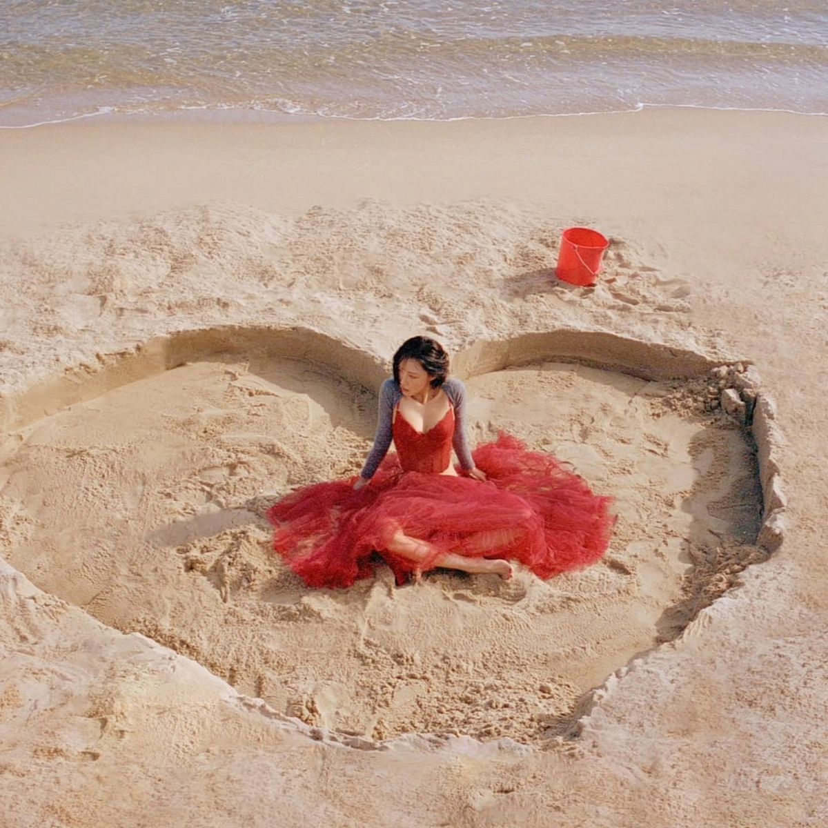 화사 레드룩 | 인스타그램 @_mariahwasa